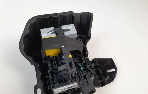 Peugeot 208 Fuse module 9806192580