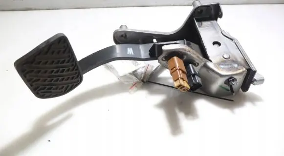 Nissan Juke I F15 Clutch pedal 