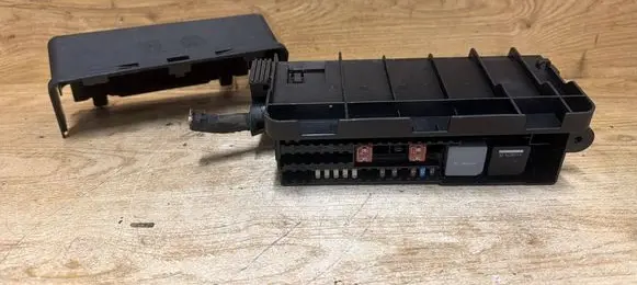 Volvo V40 Fuse module AV6T14K131AC