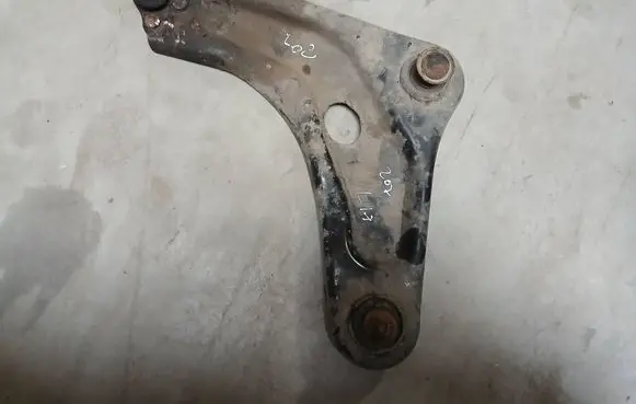 Peugeot 207 Front lower control arm/wishbone