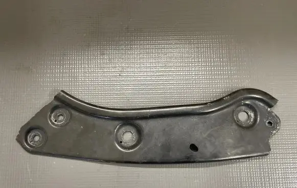 Volkswagen Touran I Radiator support slam panel bracket 1T0805931