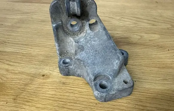Volvo XC70 Engine mounting bracket 86341234