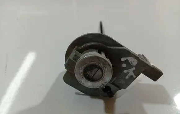 Mazda 3 I Front door lock (next to the handle) 
