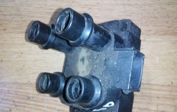 Ford Escort High voltage ignition coil 928f12024bd