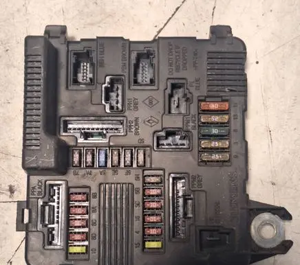 Renault Megane II Fuse module S118399300J 8200306033A 749651574