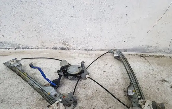 Infiniti Q45 III Front door window regulator with motor