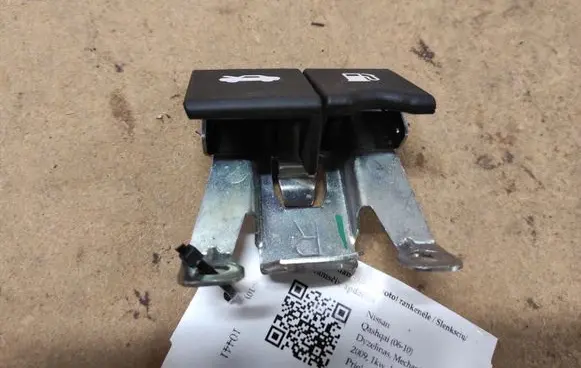 Nissan Qashqai Engine bonnet (hood) release handle