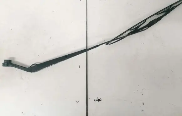 Front wiper blade arm