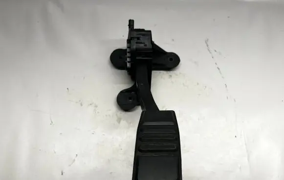 Ford Mustang VI Accelerator throttle pedal CR339F836BC