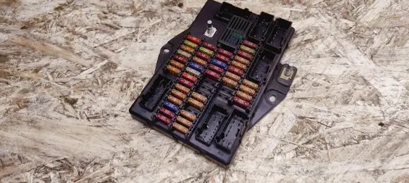 Jaguar XJ X350 Fuse module 2W9314A073CE