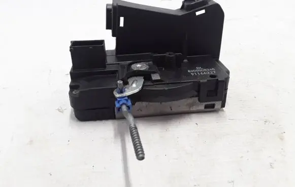 Opel Vivaro Front door lock 8200008248