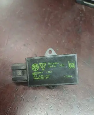Volkswagen Touran I Seat heating relay 7L0959772 10504