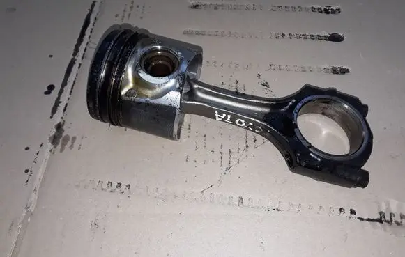 Toyota Avensis T220 Piston with connecting rod 82L73 M131