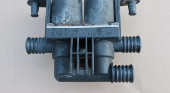 BMW 5 E39 Coolant heater control valve 8374995