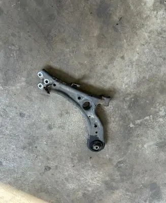 Honda HR-V Front lower control arm/wishbone 632811073