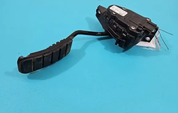 Accelerator throttle pedal