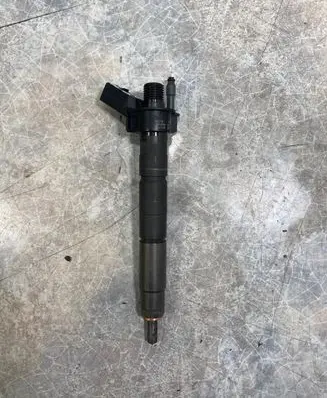BMW 5 G30 G31 Fuel injector 8571565