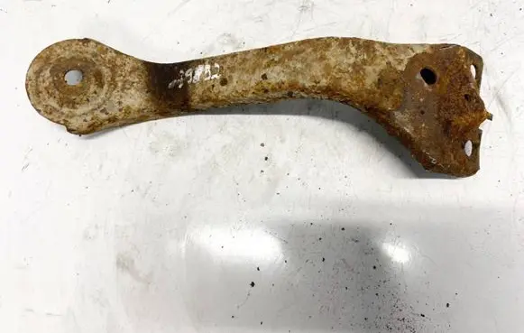 Mitsubishi Grandis Engine mounting bracket