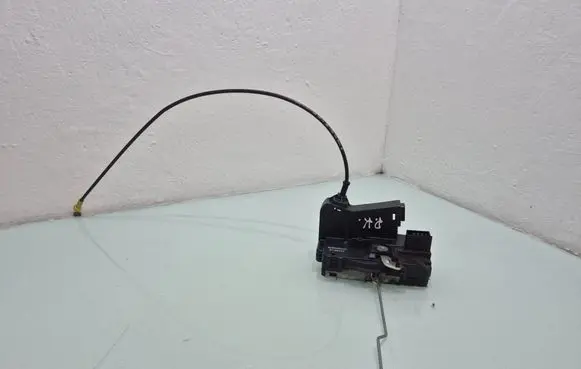 Opel Vivaro Front door lock 8200008246