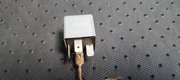 Volkswagen PASSAT B5.5 Other relay 8D0951253A V23134-B52-X301