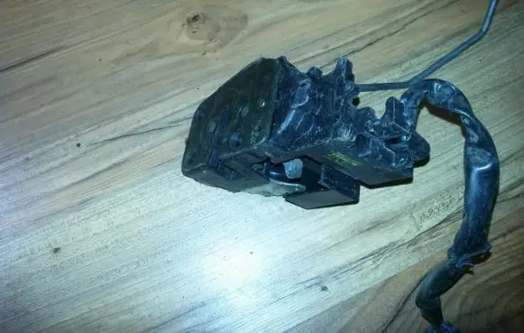 Mazda 626 Front door lock 1528007071