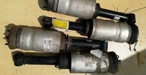 Land Rover Discovery 3 - LR3 Front air suspension shock absorber 