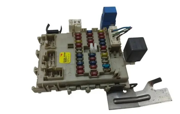 Nissan Almera N16 Fuse module 243505M300 0605011