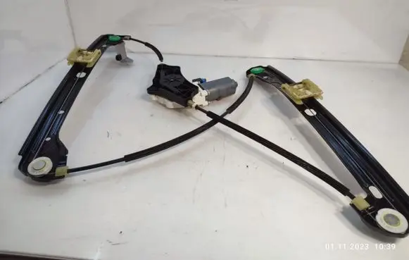 Volkswagen Golf VII Front door window regulator with motor 5G4837462H