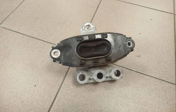Opel Mokka Engine mount bracket 