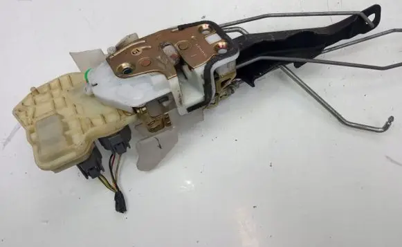Honda CR-V Front door lock