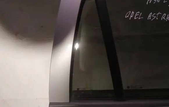 Opel Astra G Rear vent window glass 