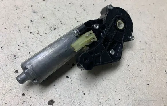 Mercedes-Benz C W203 Seat adjustment motor 0390203207
