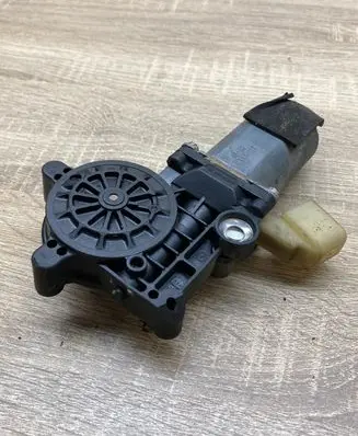Volvo S60 Front door window regulator motor 101354XXX