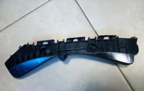 Rear bumper mounting bracket
