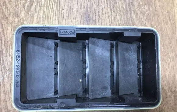 Quarter panel pressure vent