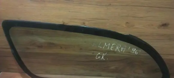 Nissan Almera Rear side window nenustayta