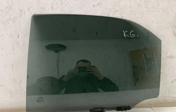 Toyota Yaris XP210 Rear door window glass 43R006723