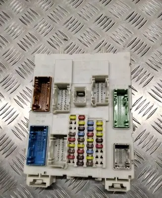 Ford Kuga II Fuse module 010012 000084 30S517605P19