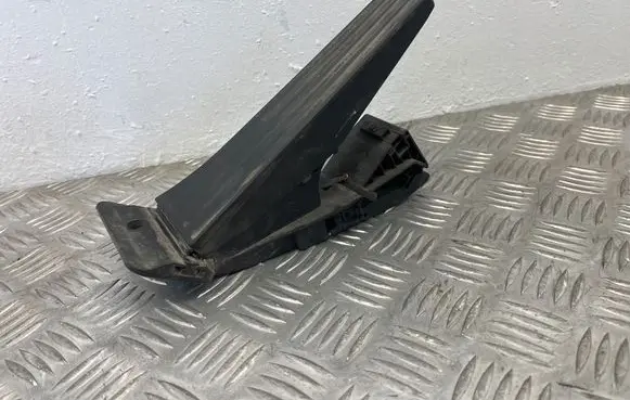 Accelerator throttle pedal