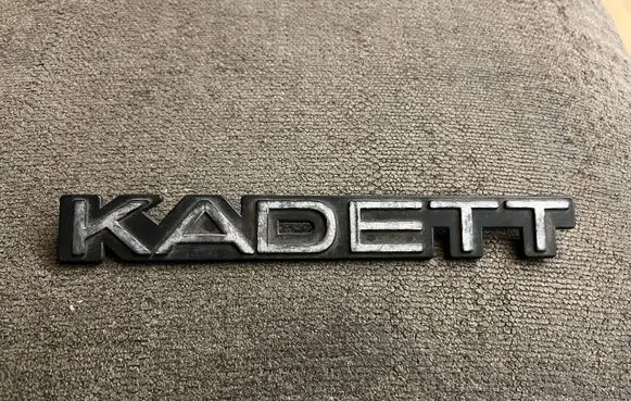 Opel Kadett D Manufacturers badge/model letters 90053231