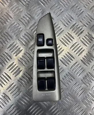 Toyota Corolla Verso E121 Electric window control switch 8404013080