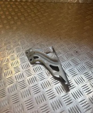 Audi Q3 8U Fender mounting bracket 8U0821136