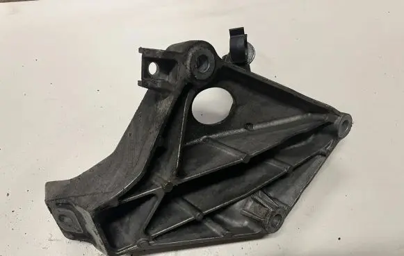 BMW 1 E81 E87 Engine mounting bracket 677504101
