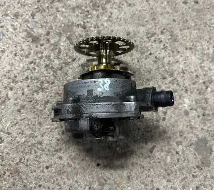 BMW 5 GT F07 Vacuum pump 7575325 7516128 11667619350