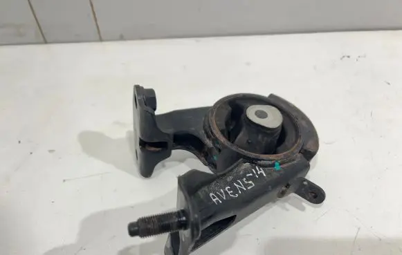 Toyota Avensis T270 Engine mount bracket