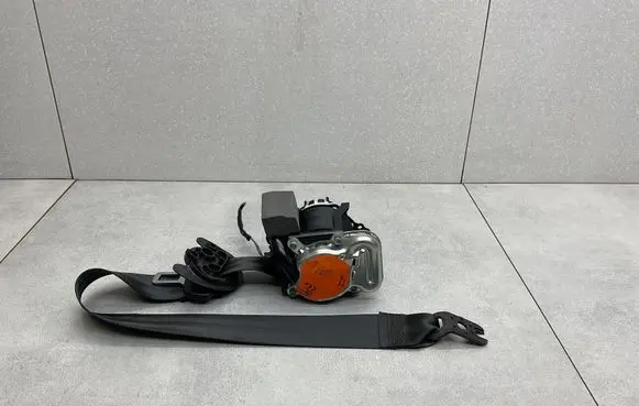 Volkswagen Golf VII Front seatbelt