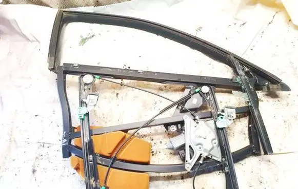 Audi A4 S4 B5 8D Front door window/glass frame 8d0837754c