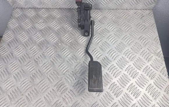 Nissan Almera N16 Accelerator throttle pedal 18002AU410 6PV00862001