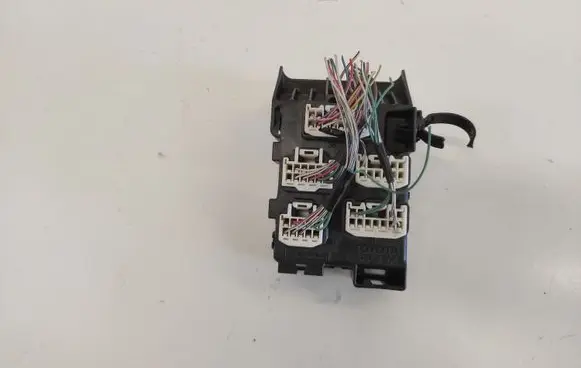 Toyota Avensis T250 Fuse module 208273405030