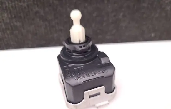 Headlight level adjustment motor